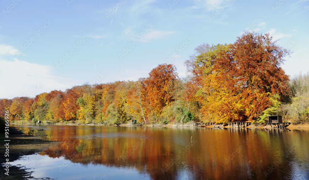 Herbst an einem See mit Fischerhütten Herbst an einem See mit Fischerhütten