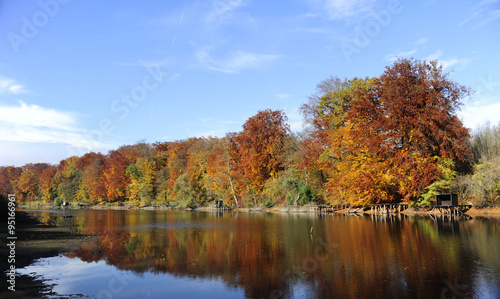 Herbst an einem See mit Fischerhütten © pb press