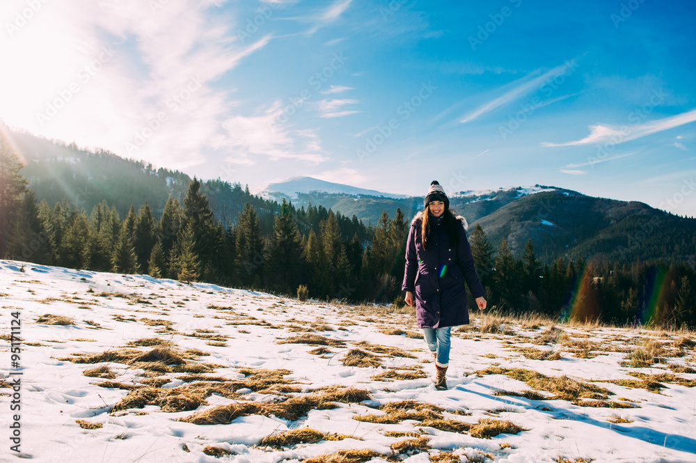 Obraz premium walk in the mountains, a beautiful girl on a background of snowy