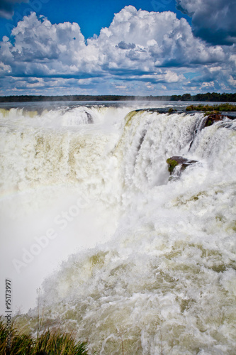 The strength and power. It is hard to imagine how powerful nature ! Overnight, it can destroy a city, continents . One of these forces is the runaway waterfall. 