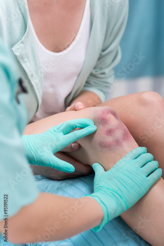 Patient with injured knee
