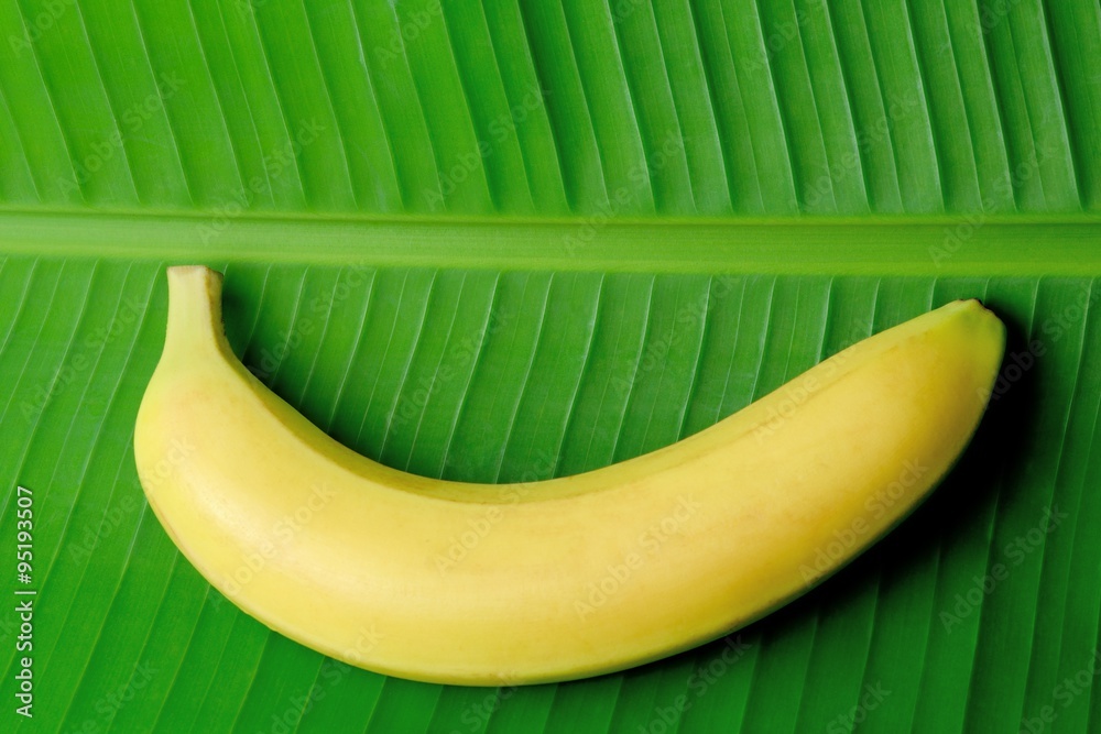 Banana su foglia di banano Stock Photo | Adobe Stock