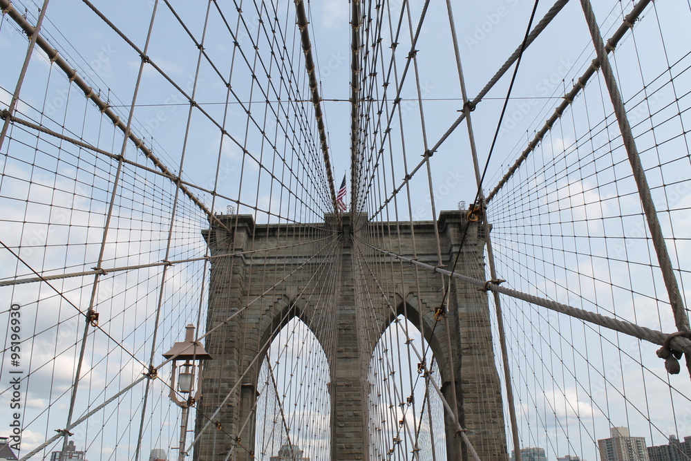 Fototapeta premium La rete ... il ponte di Brooklyn vista da una rete