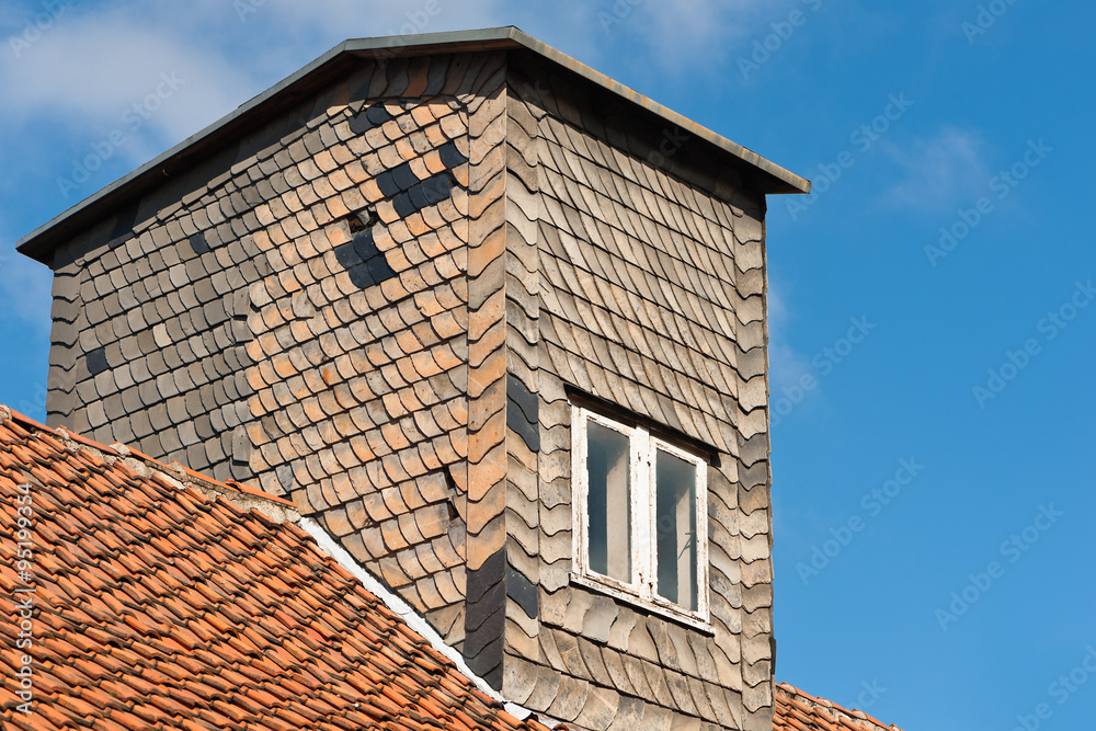 Mit Schiefer verkleidete Dachgaube ist stark sanierungsbedürftig