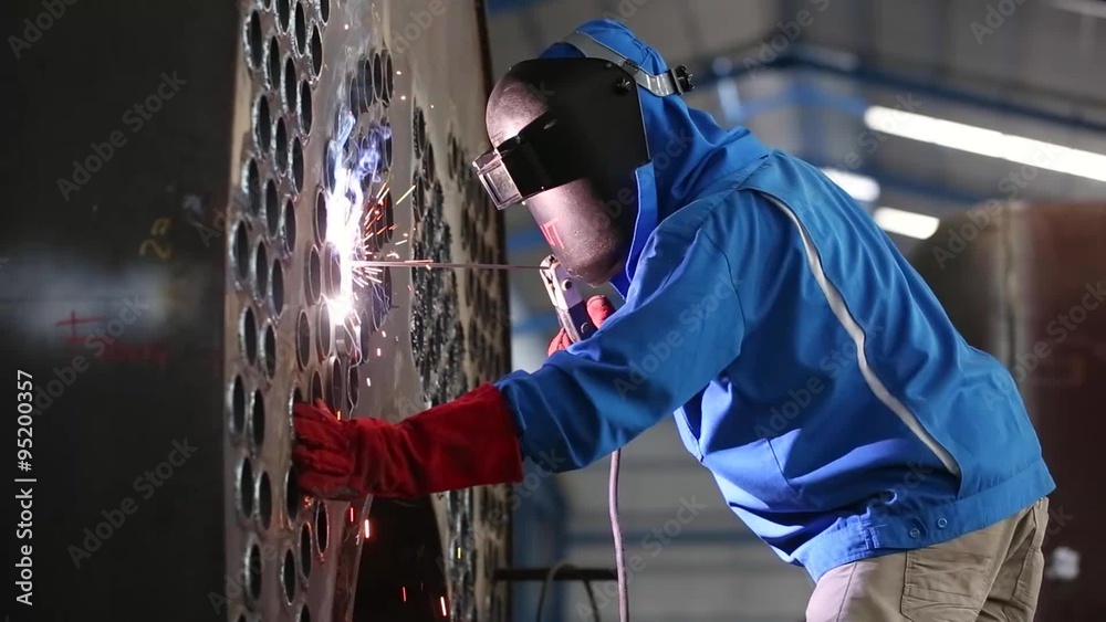 Schlosser in Fabrik beim Schweißen 