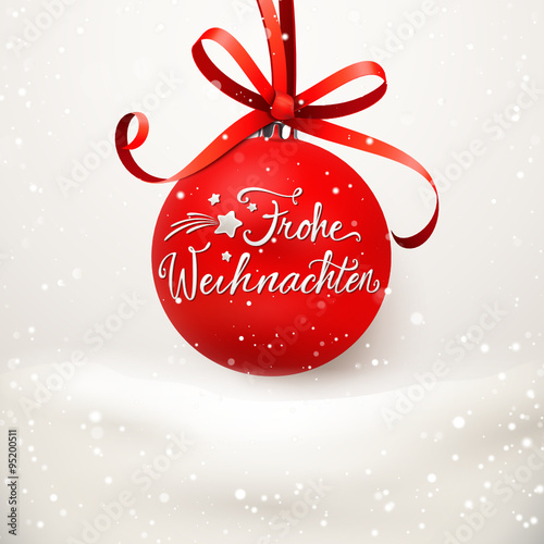 Hängende Weihnachtskugel mit Schnee Kulisse - Frohe Weihnachten