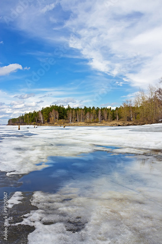 Весеннее таяние льда на реке. Россия, Сибирь, Новосибирская область, река Обь