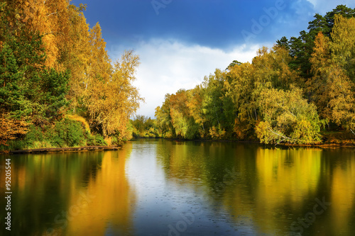 Осенний дождь на реке с пожелтевшими берёзами. Россия, Сибирь, Новосибирская область, река Раздельная