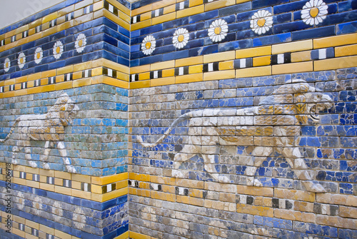 Bilde på lerret Lions following on the hunt, patterned wall of  the historical city of Babylon