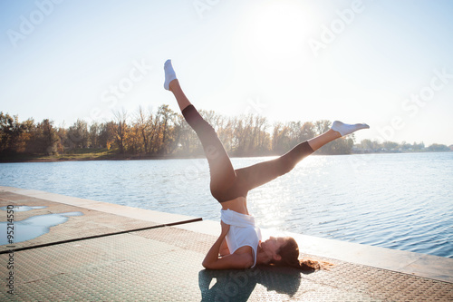 Fototapeta Naklejka Na Ścianę i Meble -  fitness girl at lake