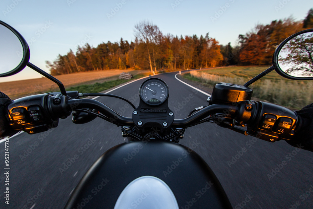 Obraz premium Widok na kierownicę pędzącego motocykla