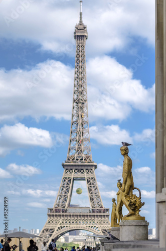 Eiffel Tower and statues of Trocadero Gardens © Magdalena Kowalik