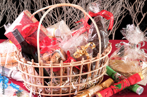 Billede på lærred Christmas hamper basket