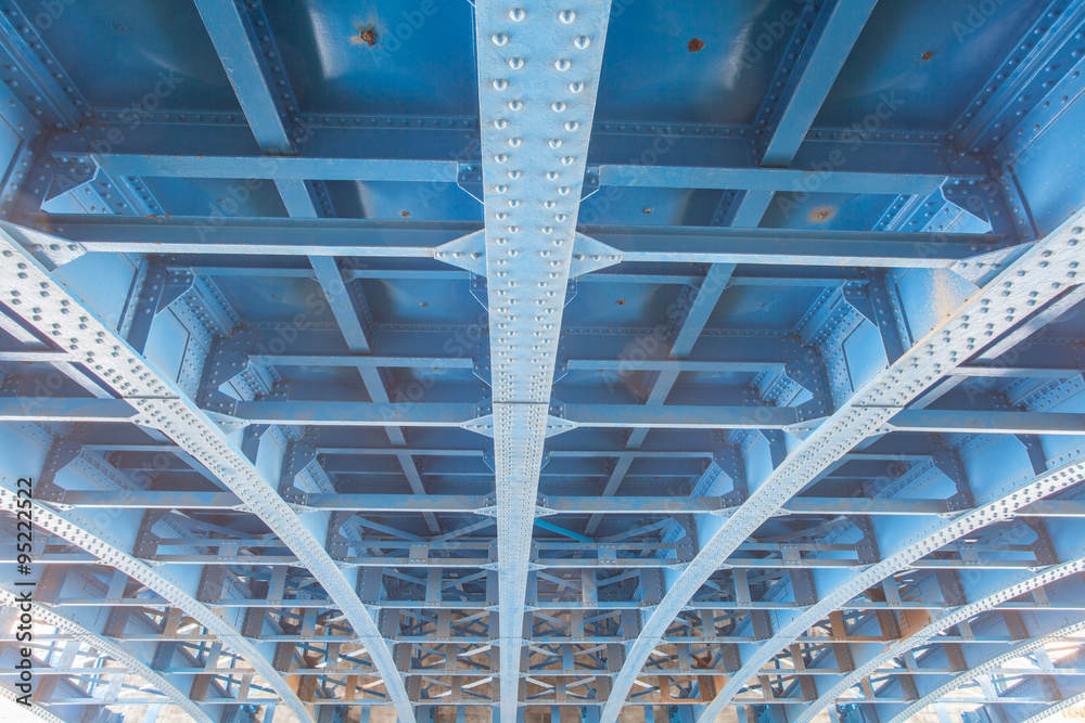 Obraz premium Perspective of Steel construction from under the bridge