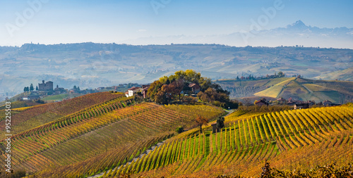 Vista panoramica delle colline e dei vigneti delle Langhe in autunno © Giorgio Pulcini