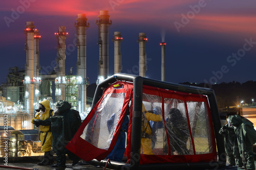 Fotografia Decontamination station for emergency response Oil, refinery plant