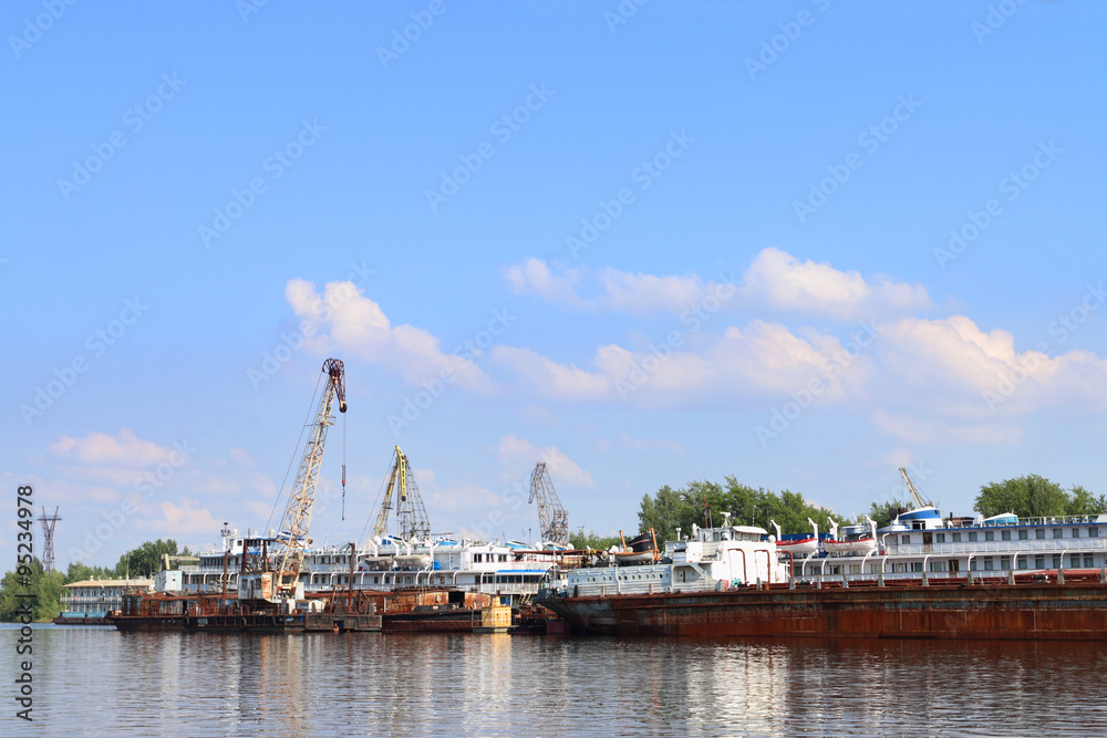 Passengeer liners, cargo ships and cranes for loading at summer