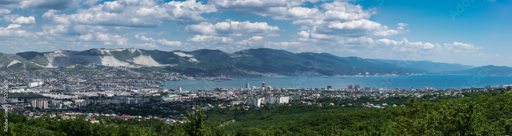 Obraz premium A panoramic view of Novorossiysk, Russia and Tsemes Bay from the top of Kabakhaha mountain