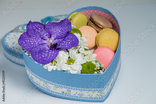 Fototapeta Naklejka Na Ścianę i Meble -  Closeup of  Flowers and macaroon in the box (Shallow depth of fi