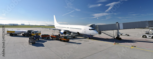 Passagierflugzeug am Flugsteig eines Flughafens - Beladung mit Gepäck und tanken von Kerosin // Passenger plane in the airport