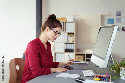 junge gesch  ftsfrau arbeitet am computer