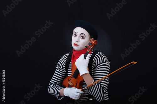 MIME, actor,balloons,playing,violin,music, smile,play,theater,show,beret,white gloves,fly,man,emotion,surprise,look,joy,flying,circus,makeup photo