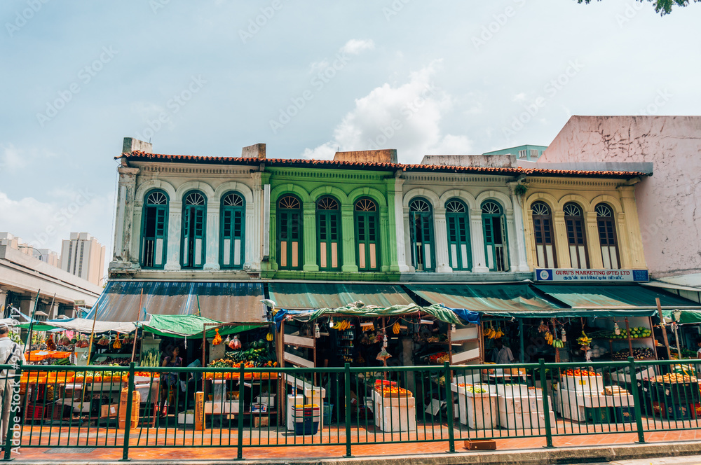 Fototapeta premium CHINATOWN, SINGAPORE OCTOBER 10, 2015: colorful historic architecture, shophouses in chinatown, Singapore on October 10, 2015, exterior
