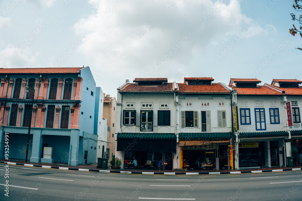 Fototapeta premium CHINATOWN, SINGAPORE OCTOBER 10, 2015: colorful historic architecture, shophouses in chinatown, Singapore on October 10, 2015, exterior