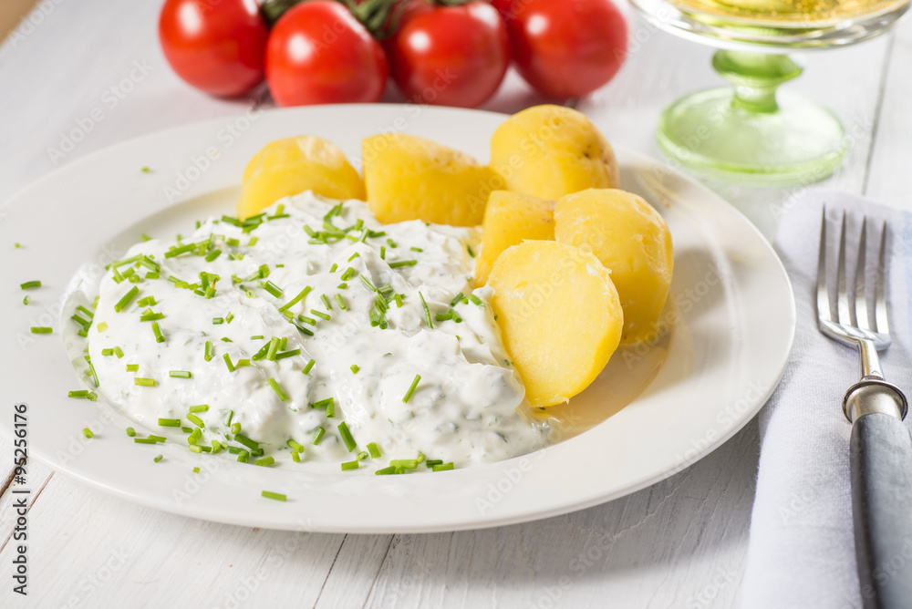 Kräuterquark mit Kartoffeln auf Teller 4 Kräuterquark mit Kartoffeln auf Teller 4