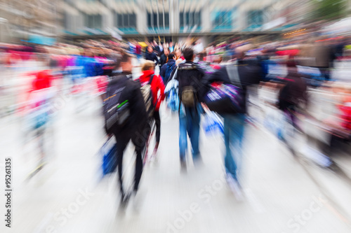 Menschenmengen in der Stadt mit kreativem Zoomeffekt