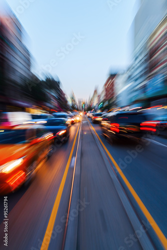 Bild mit kreativem Zoomeffekt vom nächtlichen Straßenverkehr in der Großstadt