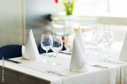 close up of table setting with glasses and cutlery © Syda Productions