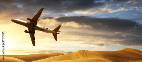 Fotografie aereo che sorvola deserto