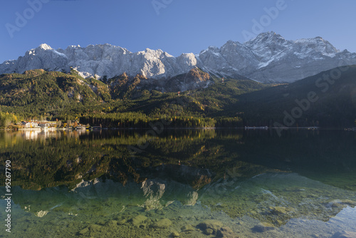 Eibsee vor dem Wettersteinmassiv mit der Zugspitze