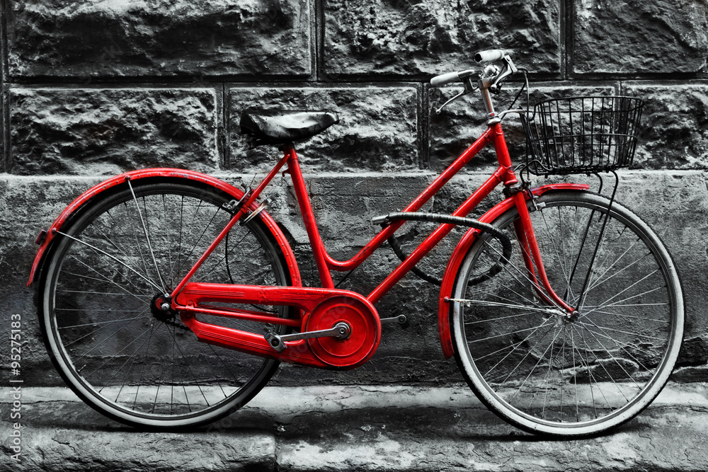 Fototapeta Retro vintage czerwony rower na czarno-białej ścianie.