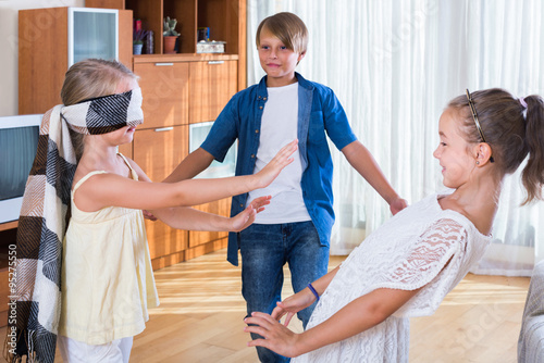Fotografia children playing at Blind man bluff indoors