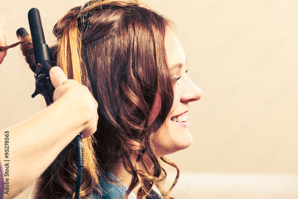 Wunschmotiv: Stylist curling hair for young woman. #95278563