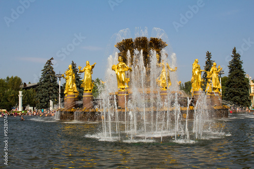 Вид фонтана "Дружба народов" в парке ВДНХ в Москве. Россия.