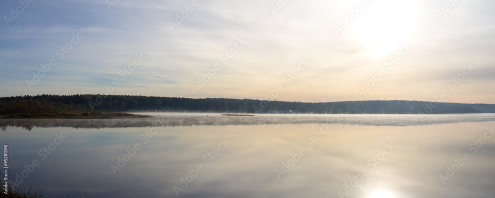 Панорама восхода солнца и тумана на озере Торбеевское. Московская область. Россия.