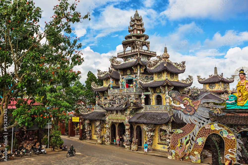Fototapeta premium Linh Phuoc pagoda at Da Lat City, Vietnam.