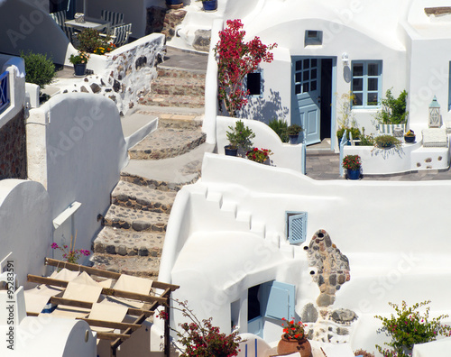 Cuadro en lienzo Traditional architecture of Oia village on Santorini island, Gre