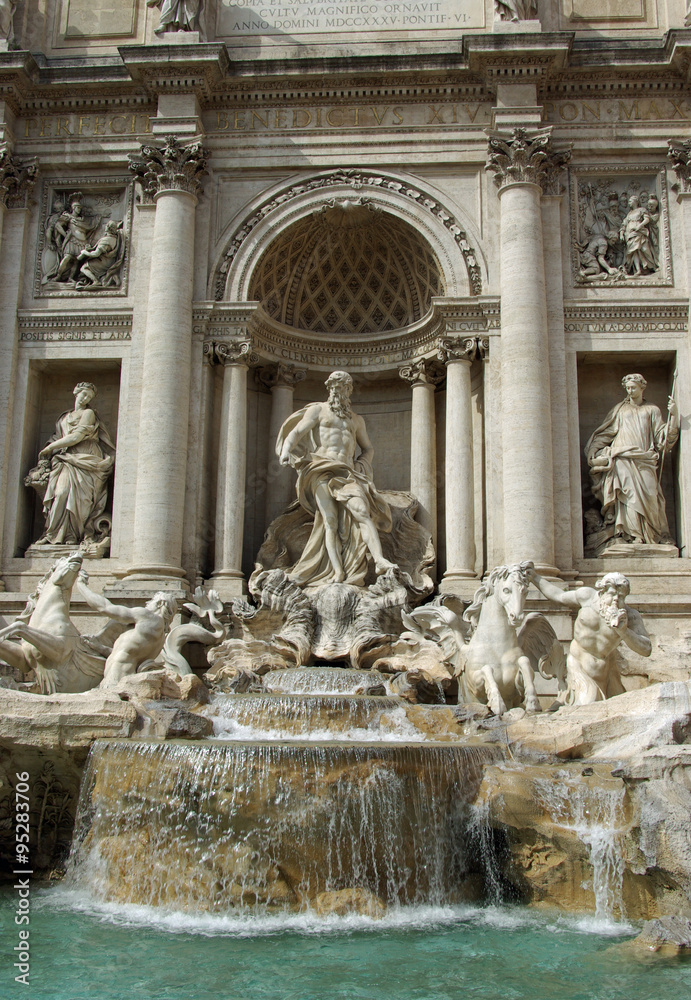 Rome, statues baroques de la fontaine de Trevi