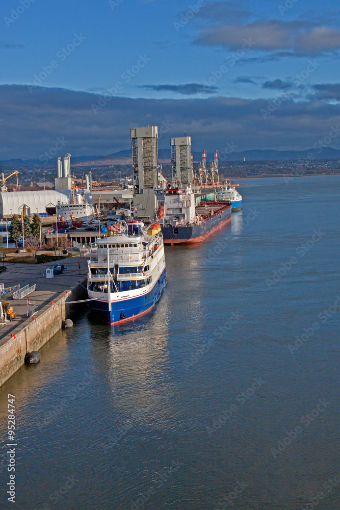 Frachtschiffe im Hafen von Quebec