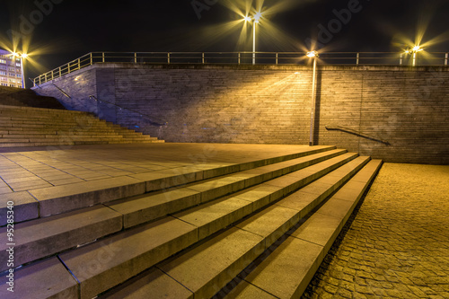 Fototapeta Naklejka Na Ścianę i Meble -  Treppe in der nächtlichen Stadt
