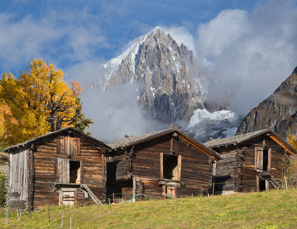 Heuthütte in der Schweiz im Kanton Wallis Herbst Heuthütte in der Schweiz im Kanton Wallis Herbst