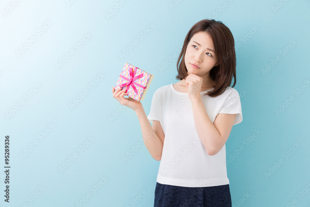 プレゼントを持つ女性 考える プレゼントを持つ女性 考える