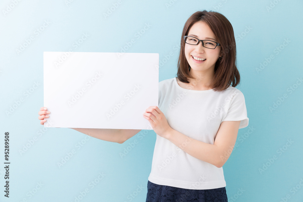 ホワイトボードを持つ女性 笑顔 ホワイトボードを持つ女性 笑顔