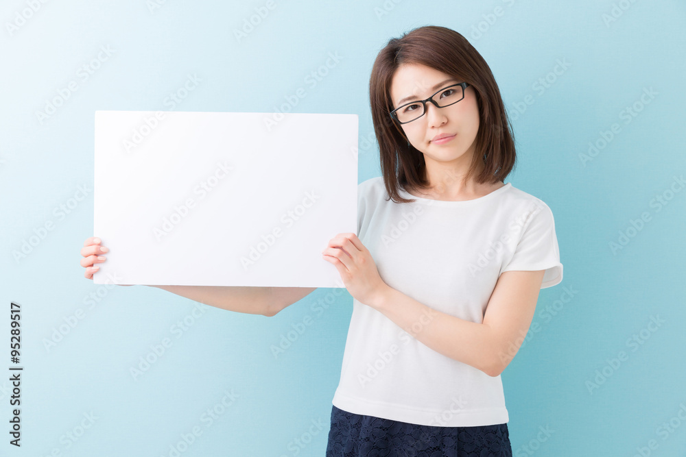 ホワイトボードを持つ女性　考える