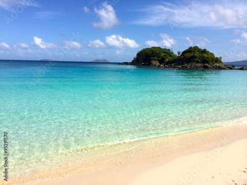 Clear blue ocean water at the Virgin Islands © Jeramey Lende