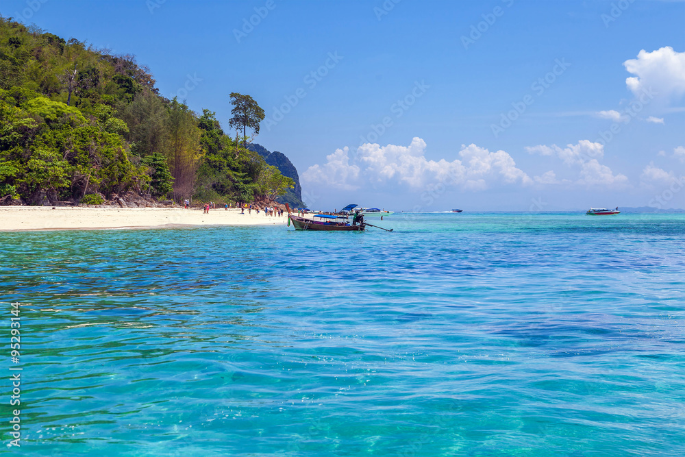 Obraz premium Vacation on Bamboo Island in Thailand. (Island Mai Pai. Phi Phi archipelago. Thailand.)